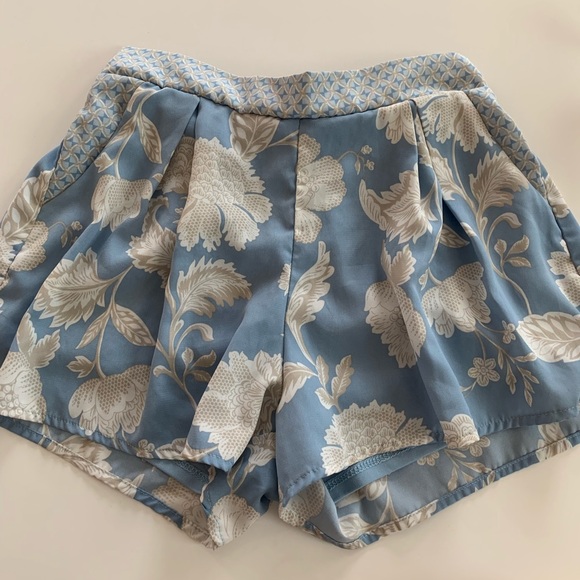 Francesca’s flowy shorts in a size small - Picture 1 of 2